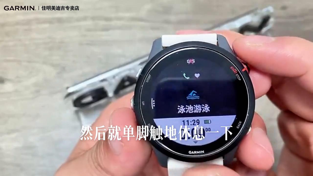 游泳的一个小技巧视频_游泳小视频教程_视频游泳教程